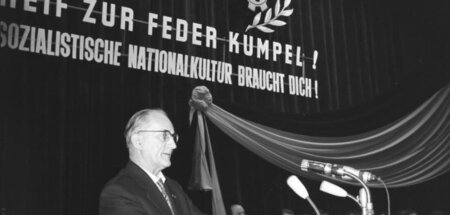 Bundesarchiv_Bild_183-63679-0013,_Bitterfeld,_Autorenkonferenz,_