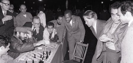 Michail Tal (r.), Tigran Petrosian und Bent Larsen kiebitzen bei...