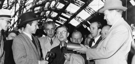 Wer nicht ausbricht, ist nicht. Jean-Paul Sartre in Frankfurt am...