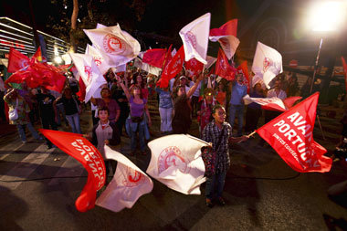 Anhänger der Sozialistischen Partei feiern ihren Wahlerfolg