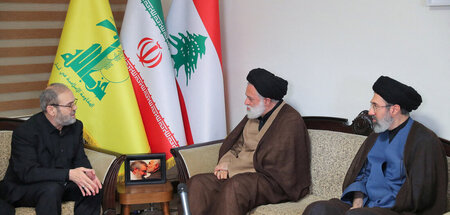 Mojtaba Khamenei (r.), der zweite Sohn von Ali Khamenei, bei ein...