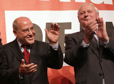 Grund zur Freude – Gregor Gysi und Oskar Lafontaine bei der Beka...