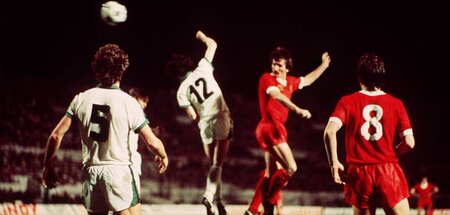 Fußball im Jahre 1977: Borussia Mönchengladbach (weiß) gegen den...