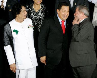 Gut gelaunt: Ghaddafi, Chávez und »Lula« da Silva beim offiziell...