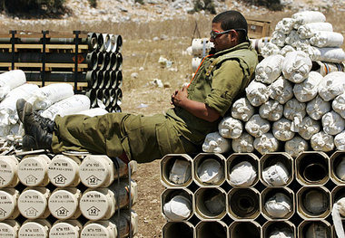Hochexplosive Gefechtspause: Israelischer Soldat am Sonnabend an...