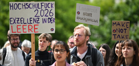 Protest_gegen_Kuerzu_86571128.jpg