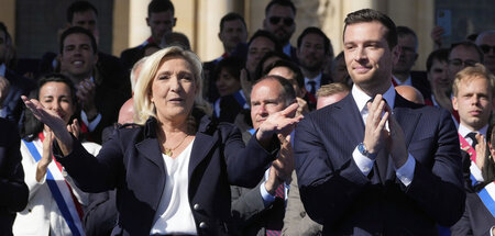 Le_Pen_sieht_Bardell_86444807.jpg