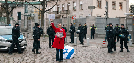 Am Rande eine propalästinensischen Demonstration wirbt Karoline ...