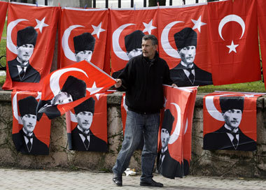 Kemal verkauft sich gut – Flaggenhändler in Istanbul