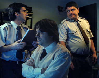 Schön trocken und skurril wird hier gearbeitet