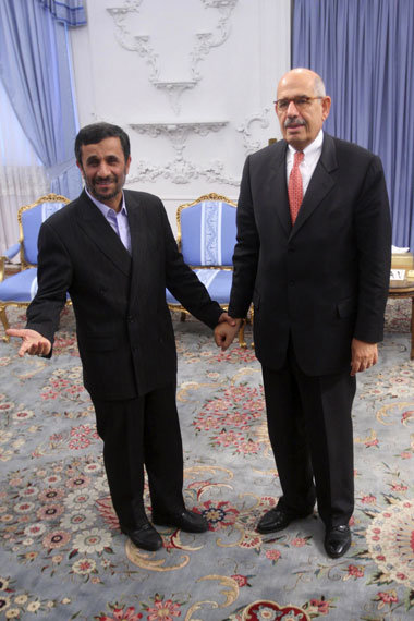 Irans Präsident Ahmadinedschad (l.) mit IAEA-Chef ElBaradei in T...