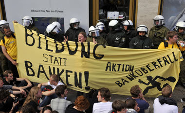 Bildungshungrige Bürger besetzen im Juni 2009 bewacht von behelm...