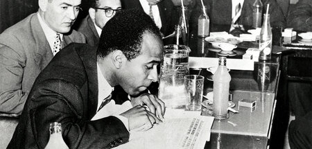 02_Frantz-Fanon-lors-dune-conférence-de-presse-du-Congrès-des-