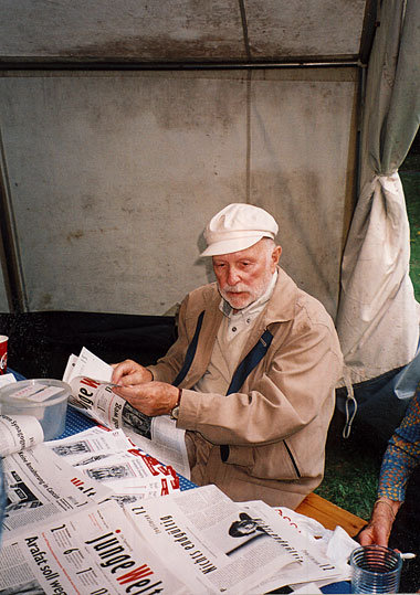 Gerhard Leo am Stand von DRAFD beim Tag der Mahnung 2003 in Berl... Gerhard Leo am Stand von DRAFD beim Tag der Mahnung 2003 in Berl...