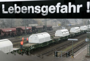 Castorbehälter im Woerther Bahnhof fertig zum Abtransport nach G... Castorbehälter im Woerther Bahnhof fertig zum Abtransport nach G...