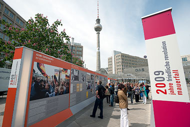 Ahistorischer Hindernislauf auf dem Berliner Alexanderplatz Ahistorischer Hindernislauf auf dem Berliner Alexanderplatz