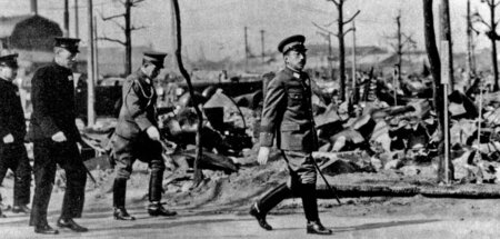 Da fast alle japanischen Städte bereits verheerend bombadiert wo...