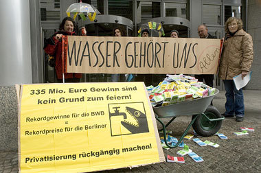 Protestaktion vor der Bilanzpressekonferenz der Berliner Wasserb... Protestaktion vor der Bilanzpressekonferenz der Berliner Wasserb...