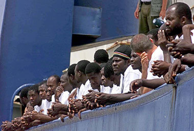 Sudanesische Einwanderer am 12. Juli 2004 an der Deck der »Cap A... Sudanesische Einwanderer am 12. Juli 2004 an der Deck der »Cap A...