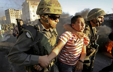 Festnahme eines jungen Palästinensers durch israelische Grenzsol...