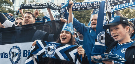 Sympathische Supporter der Arminia aus Bielefeld nach einer fulm...