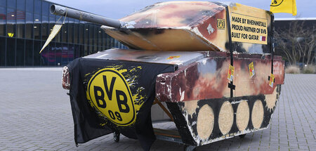 Aktive Fans und Friedensbewegte agitieren gegen den BVB-Deal mit...