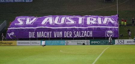Voller Gästeblock: Die Austria von der Salzach beim Traditionsdu...