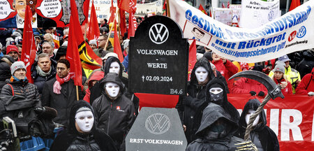 IG-Metall-Mitglieder tragen die »Volkwagen-Werte« zu Grabe. Eben...