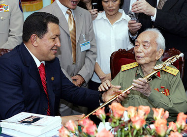 Hugo Chávez überreicht dem vietnamesischen General Vo Nguyen Gia...