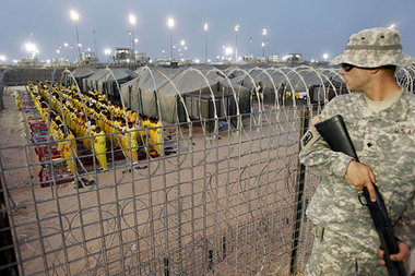 16. März 2009: Ein US-Soldat bewacht Betende in Camp Bucca, Irak...
