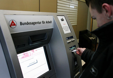 Mehr Raum für Eigeninitiative: Arbeitslose holen ihre Bezüge sel... Mehr Raum für Eigeninitiative: Arbeitslose holen ihre Bezüge sel...