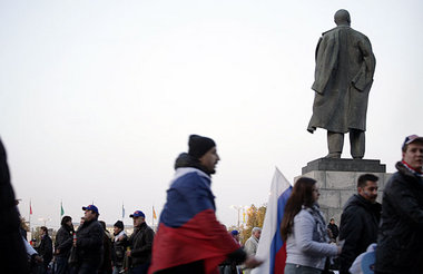 Lenin wendet sich ab - wieder keine fußballerische Revolution