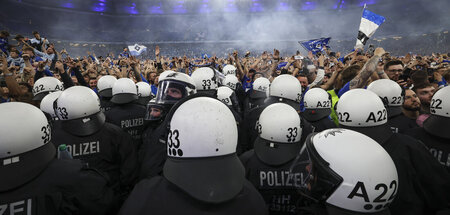 Polizei_und_Fans_86372563.jpg