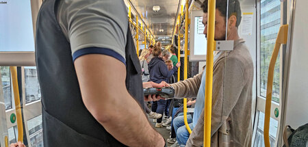 Unauffällig einsteigen, Türen schließen lassen, dann los: »Fahrk...