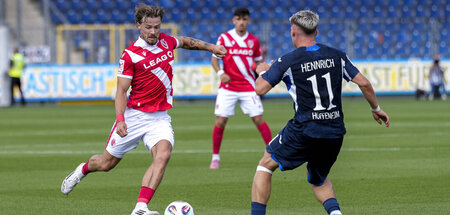Henry Rorig (l., Cottbus) gegen Paul Hennrich (TSG Hoffenheim II...