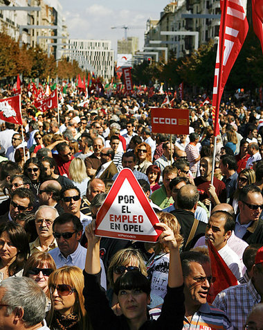 Anders als in Deutschland gehen in Spanien Tausende gegen die Ma...