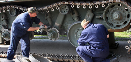 »Soldaten in der KFZ-Instandhaltung« am Kettenlauf eines »Marder...