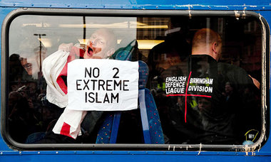 Ende einer Dienstfahrt: Neonazis in einem Polizeibus am vergange...