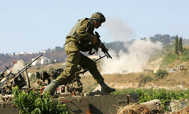 Auf dem Vormarsch: Israelischer Soldat am Montag im Südlibanon Auf dem Vormarsch: Israelischer Soldat am Montag im Südlibanon