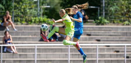 Elfie Wellhausen (Hertha BSC, l.) gegen Lina Katharina Vianden (...