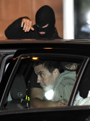 Von vermummten spanischen Spezialagenten abtransportiert: der ba... Von vermummten spanischen Spezialagenten abtransportiert: der ba...