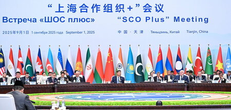 Machtbewusster Mittelplatz: Xi Jinping umringt von Staatschefs a...