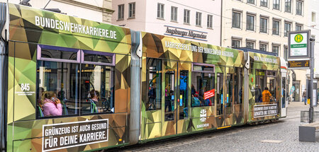 Gar nicht getarnt: Großflächige Werbung für den Kriegsdienst auf...