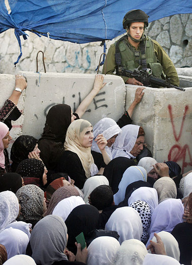 Palästinenserinnen an einer täglichen Schikane: Kontrollpunkt in...