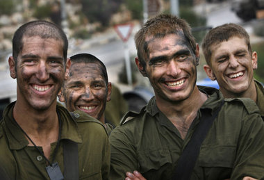 Vor dem Einmarsch in den Libanon: Israelische Soldaten am Dienst...