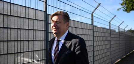 Maximilian Krah auf dem Weg in das Oberlandesgericht Dresden, wo...