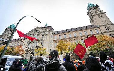 Solidarität mit den Angeklagten: Proteste vor dem Berliner Landg...