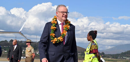 Reicht eine Blumenkette, um die Papua-Neuguineer für den Militär...