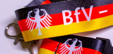 Die bei Einstellung oder Anwerbung ausgegebenen Bändchen und Anh...