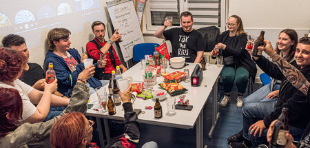 Muss sein: Anstoßen auf der Wahlparty der Linkspartei in Bottrop...
